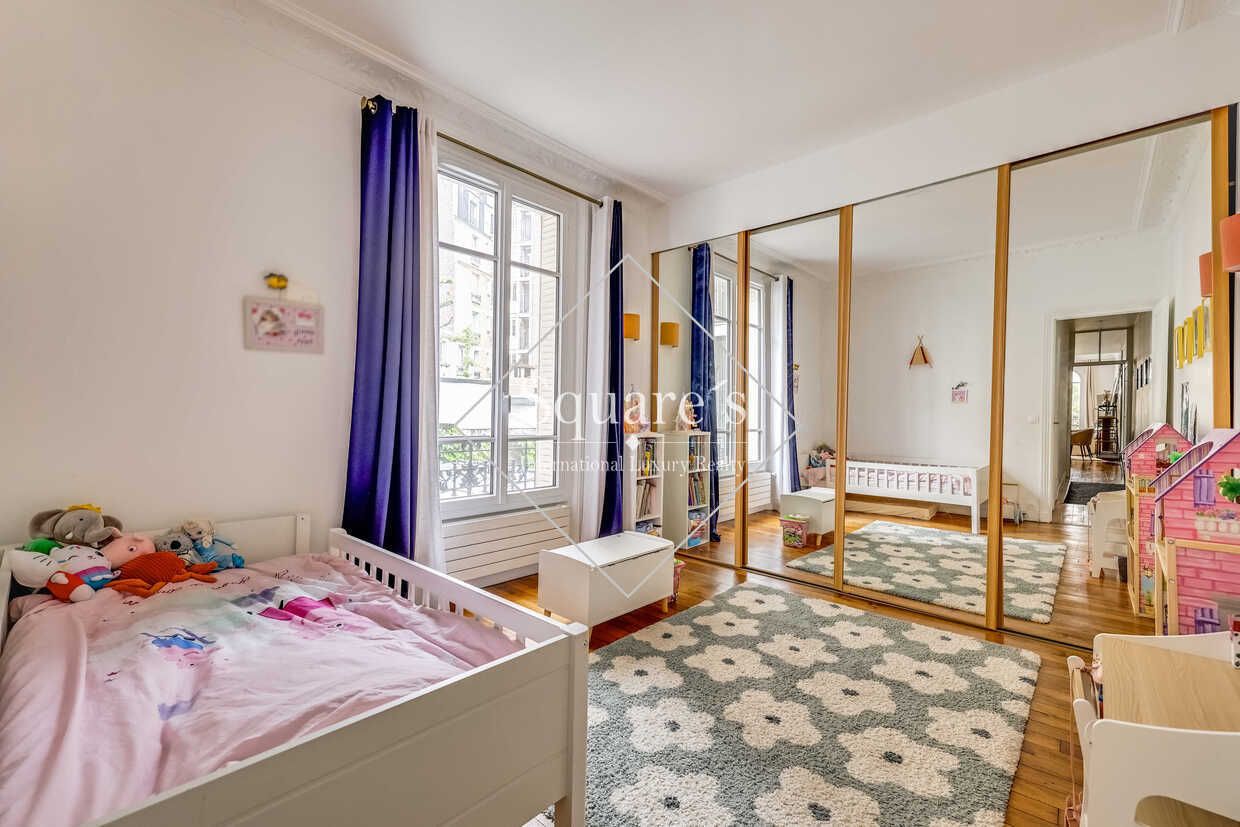 apartment 5 Rooms for sale on Neuilly-sur-Seine (92200)