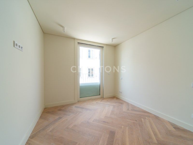 apartment 5 Rooms for sale on Lisboa (1300)
