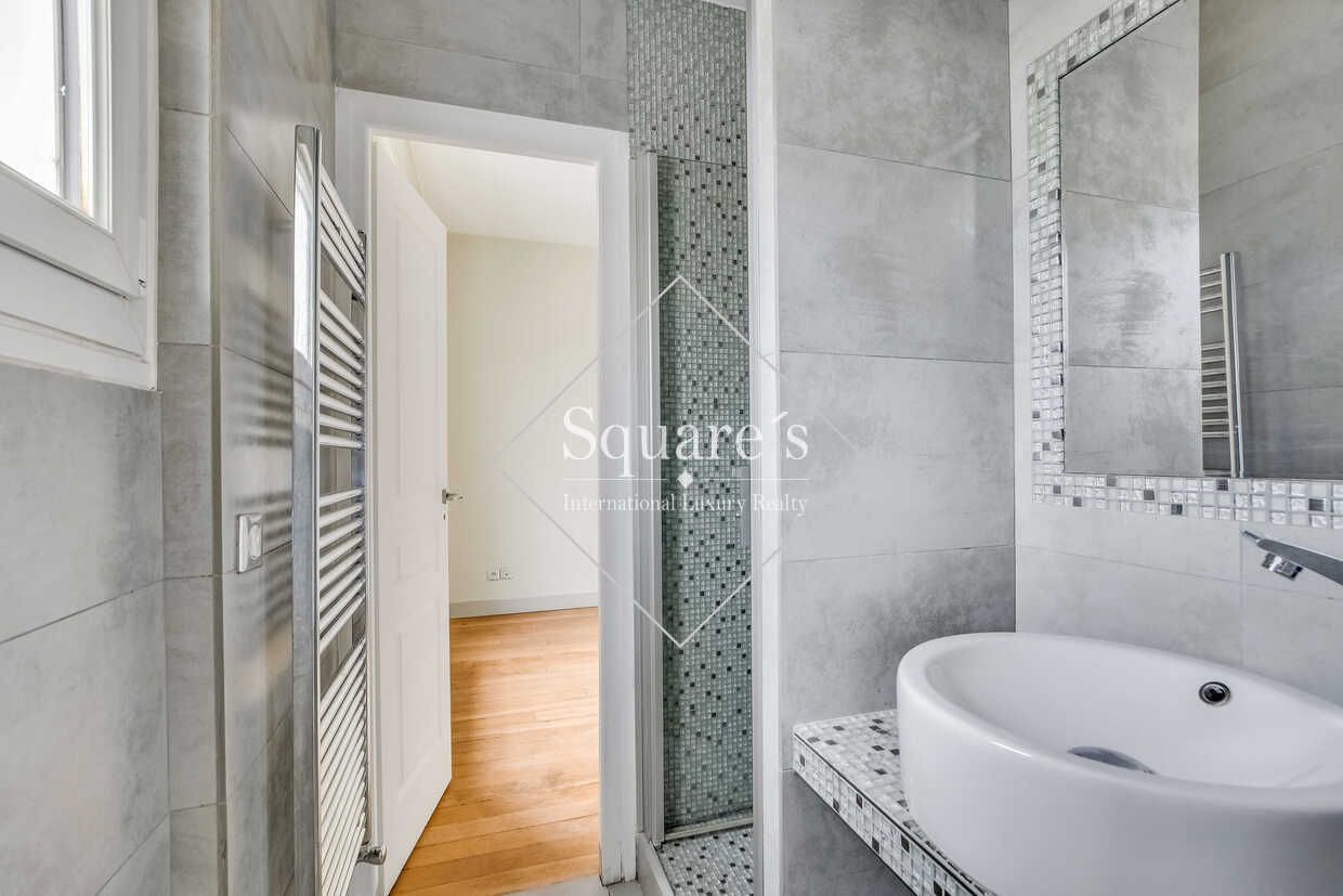apartment 5 Rooms for sale on Neuilly-sur-Seine (92200)