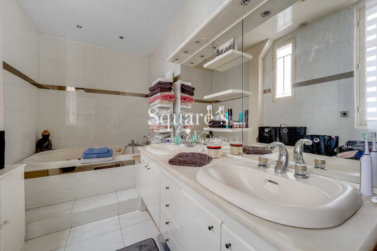 apartment 5 Rooms for sale on Neuilly-sur-Seine (92200)