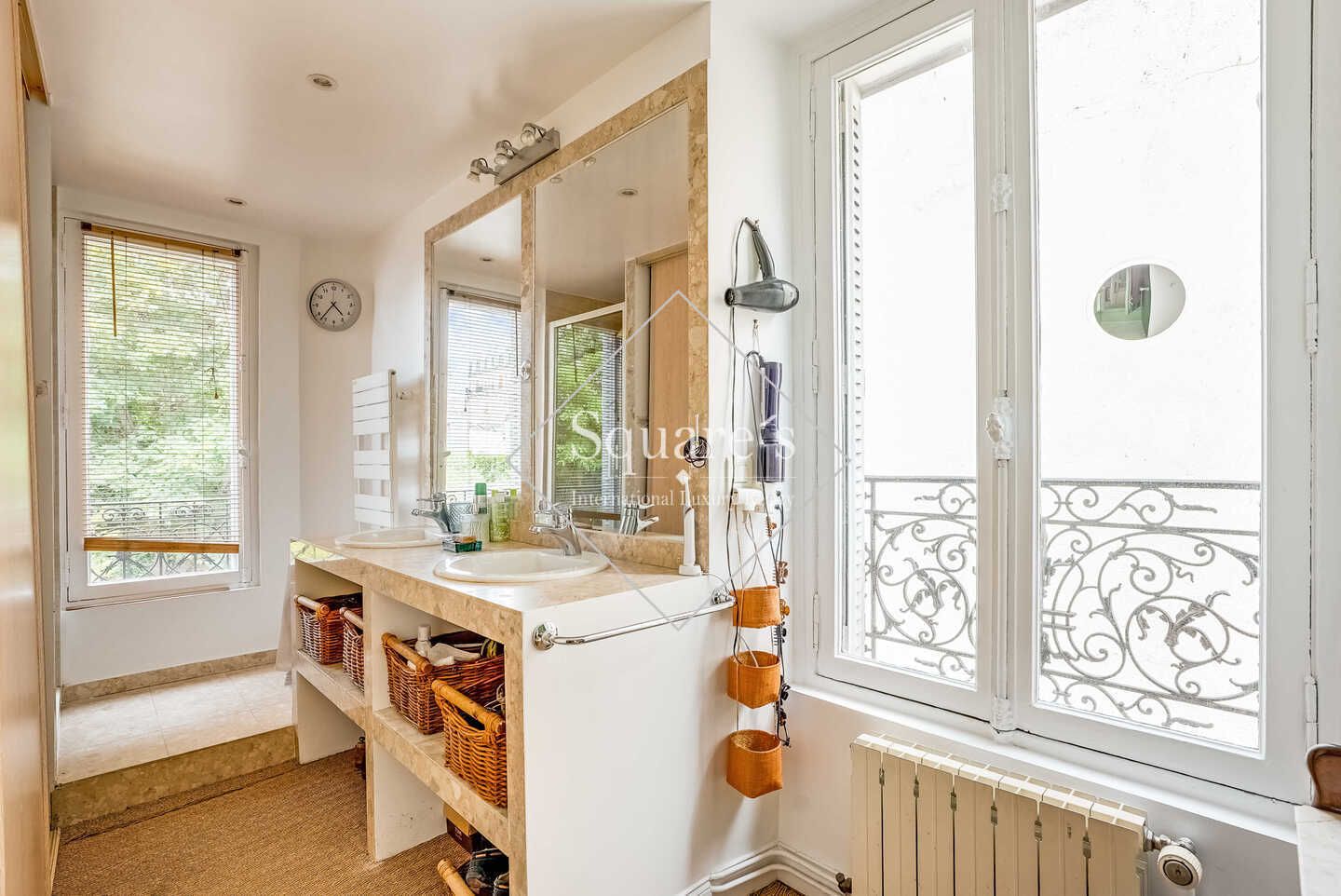 house 9 Rooms for sale on Asnières (92600)