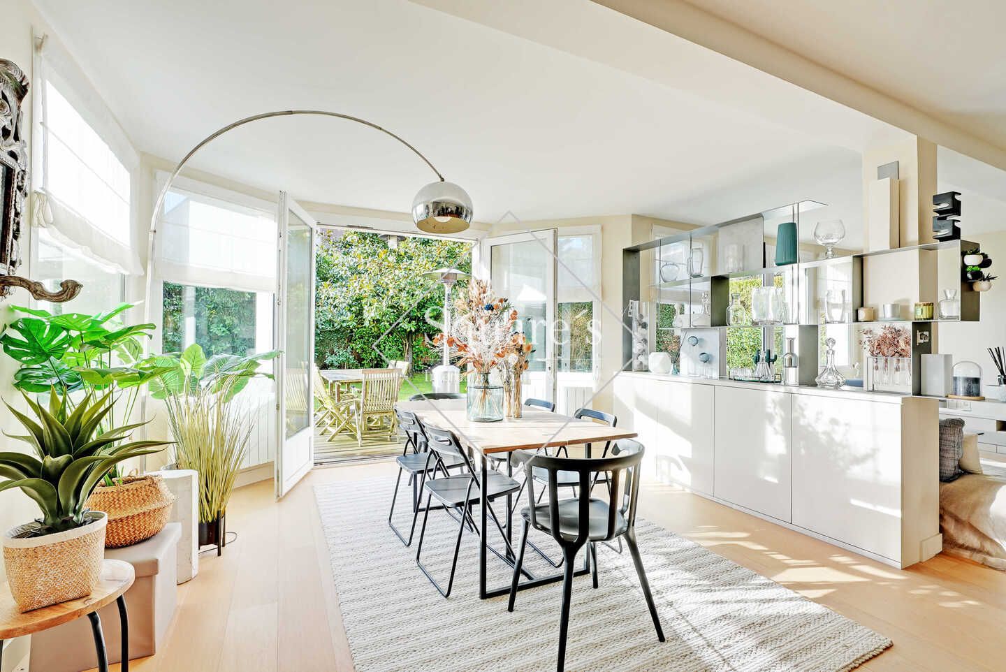 house 8 Rooms for sale on Garches (92380)