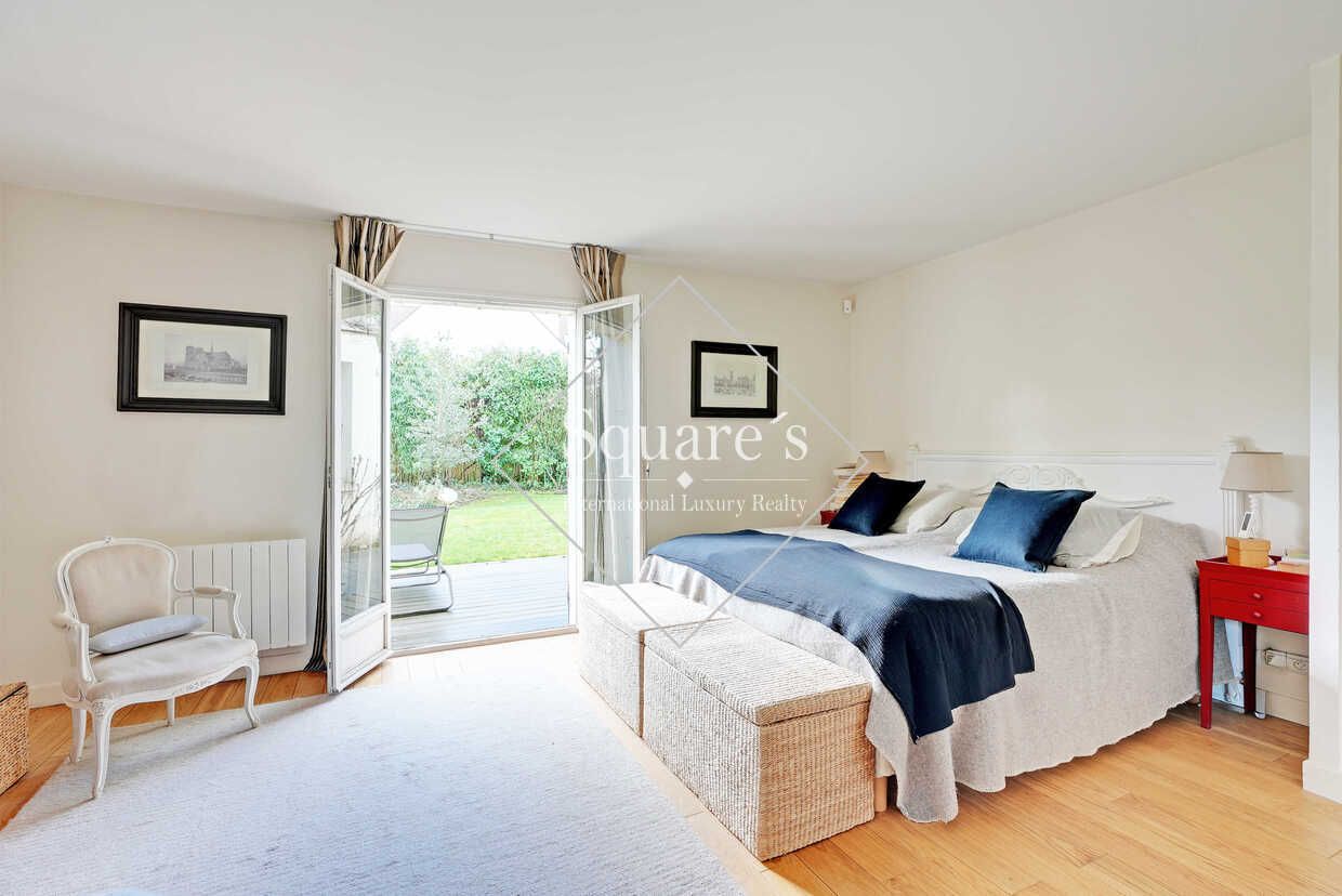 house 8 Rooms for sale on Garches (92380)