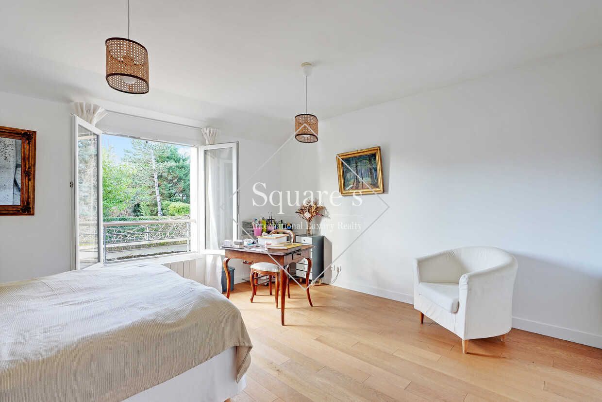 house 8 Rooms for sale on Garches (92380)