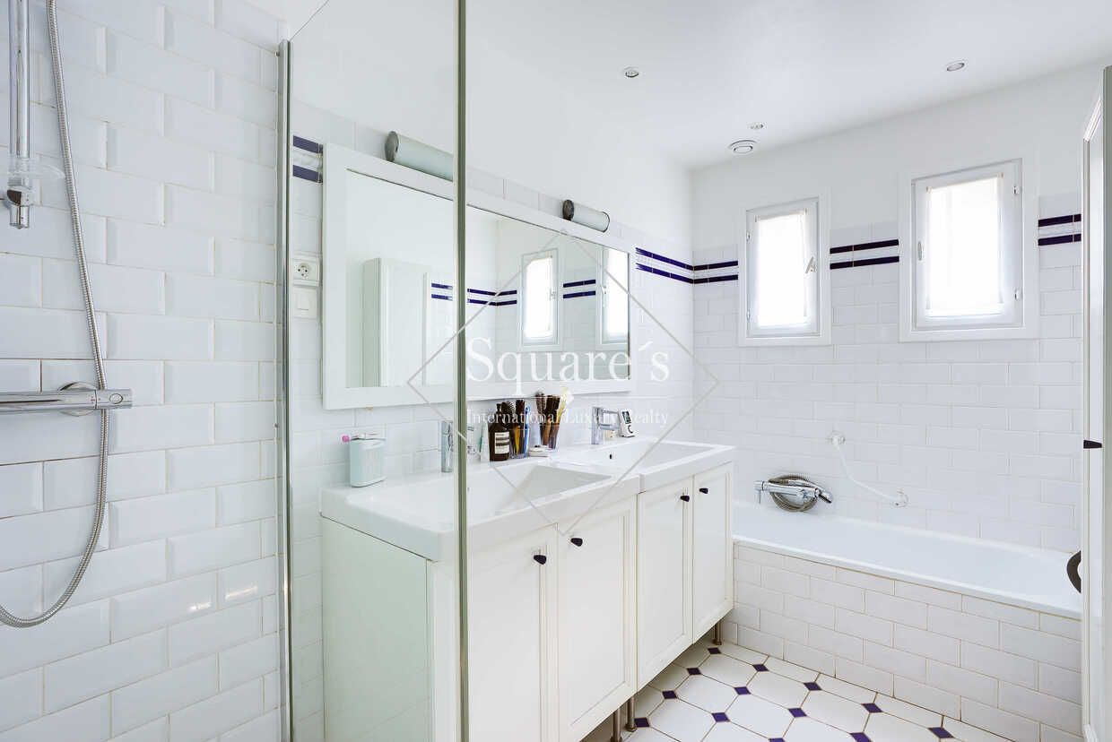 house 8 Rooms for sale on Garches (92380)