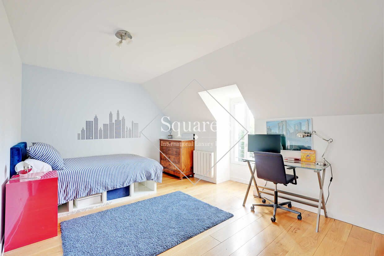 house 8 Rooms for sale on Garches (92380)