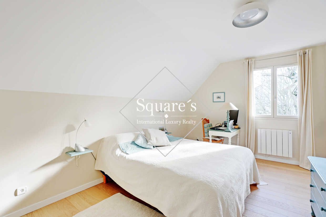 house 8 Rooms for sale on Garches (92380)
