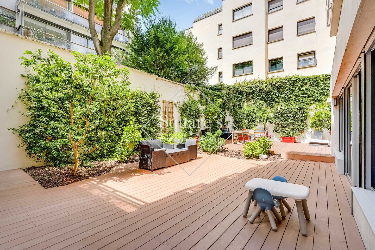 apartment 5 Rooms for sale on Neuilly-sur-Seine (92200)