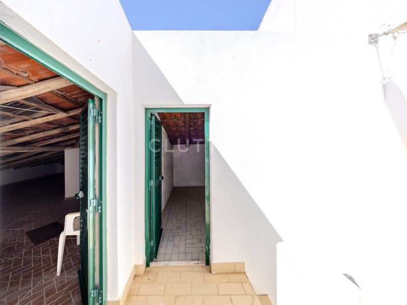 apartment 5 Rooms for sale on Lagos (8600)
