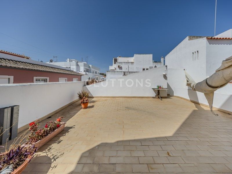 apartment 5 Rooms for sale on Lagos (8600)