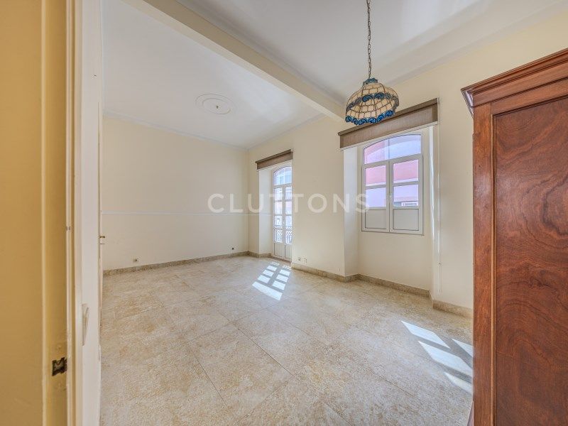 apartment 5 Rooms for sale on Lagos (8600)