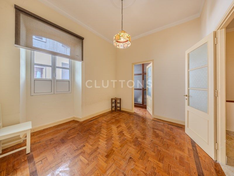 apartment 5 Rooms for sale on Lagos (8600)