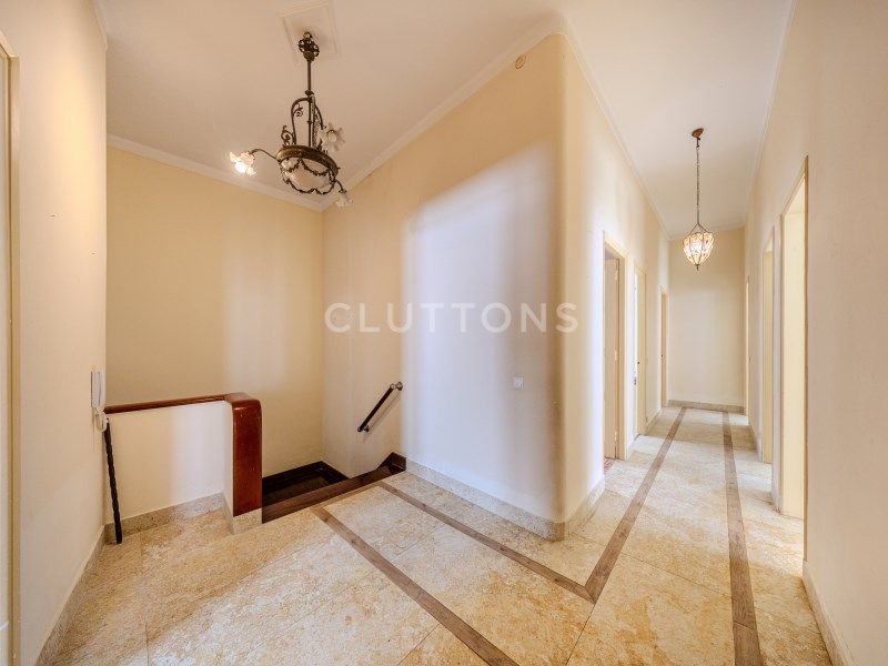 apartment 5 Rooms for sale on Lagos (8600)