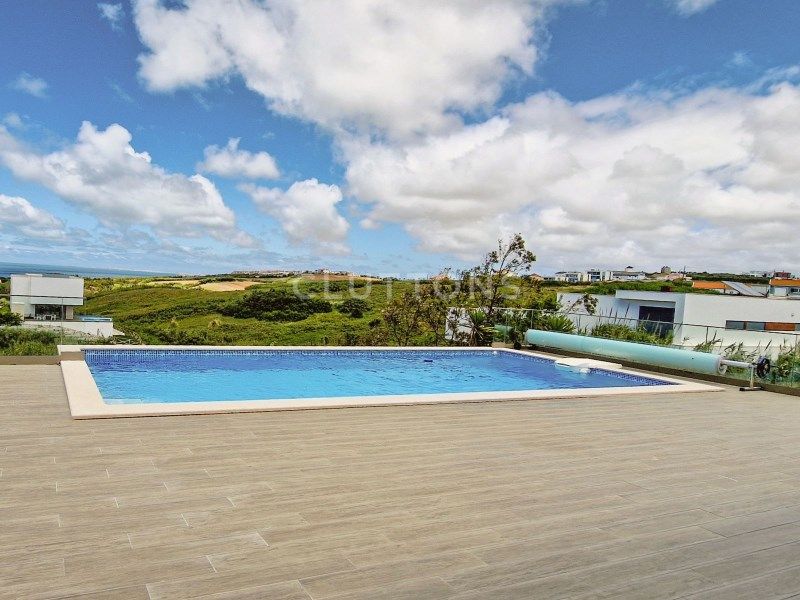 house 9 Rooms for sale on Lourinhã (2530)