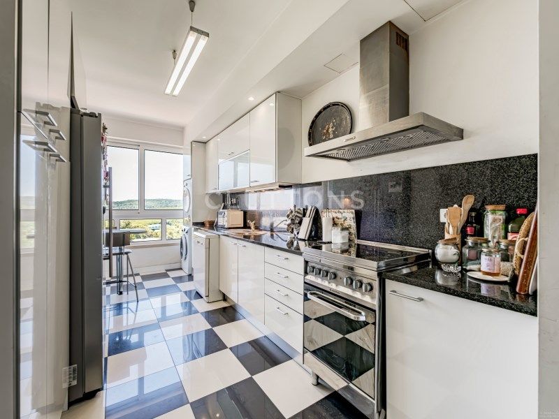 apartment 8 Rooms for sale on Lisboa (1400)