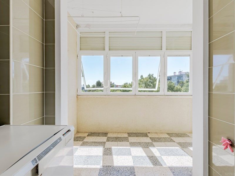 apartment 6 Rooms for sale on Lisboa (1400)