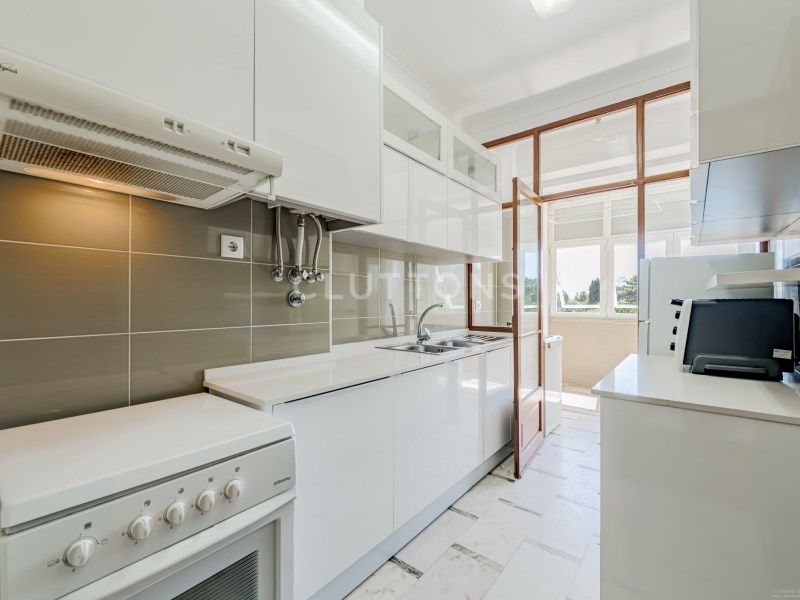apartment 6 Rooms for sale on Lisboa (1400)