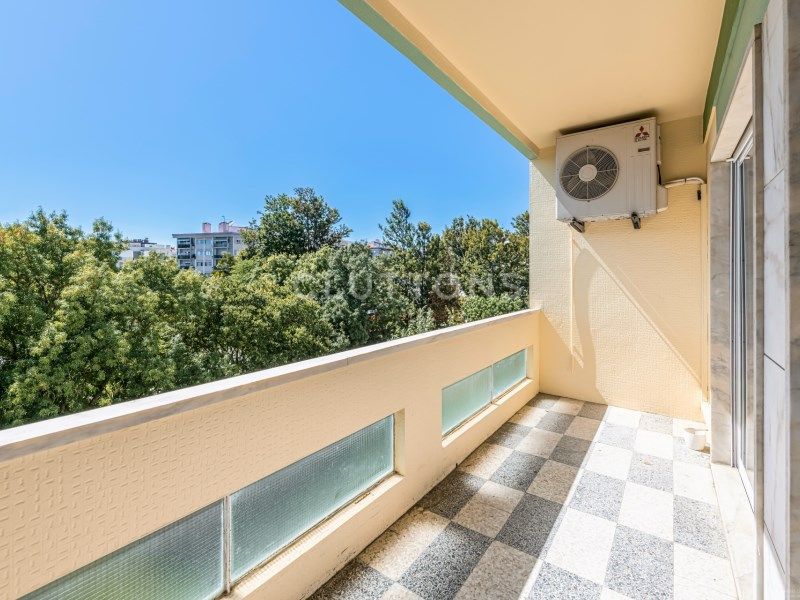 apartment 6 Rooms for sale on Lisboa (1400)