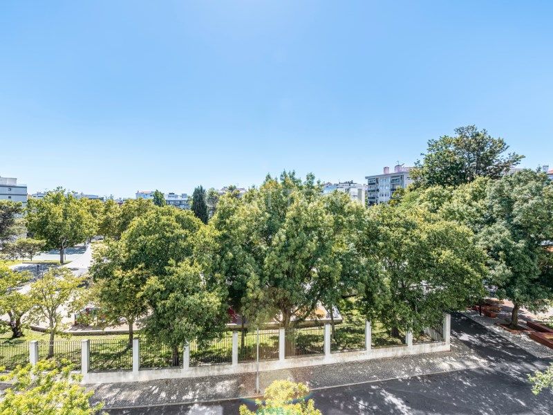 apartment 6 Rooms for sale on Lisboa (1400)