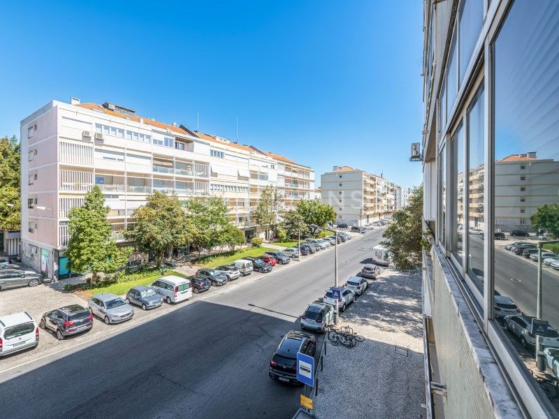 apartment 6 Rooms for sale on Lisboa (1400)