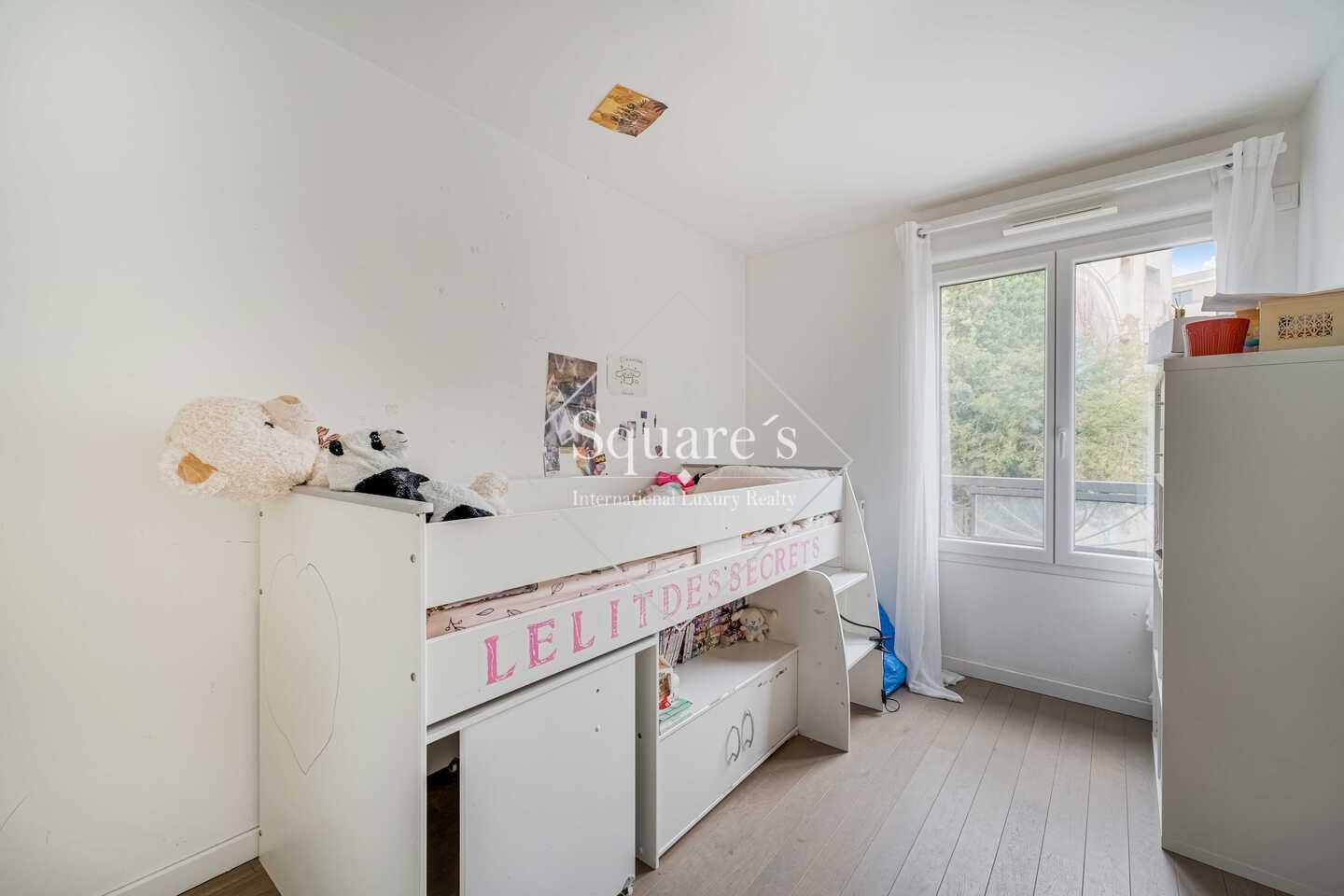 apartment 4 Rooms for sale on Suresnes (92150)