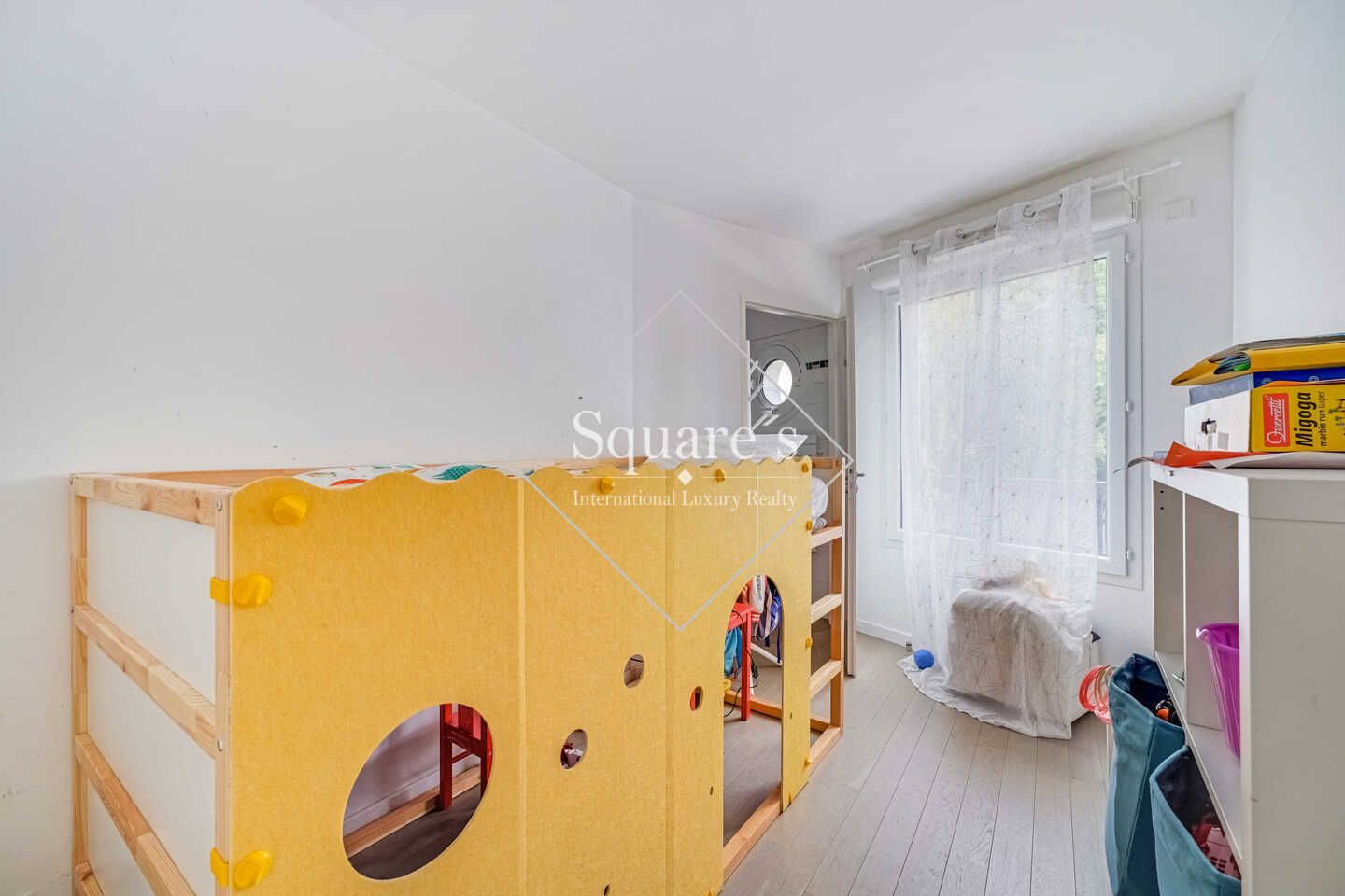 apartment 4 Rooms for sale on Suresnes (92150)