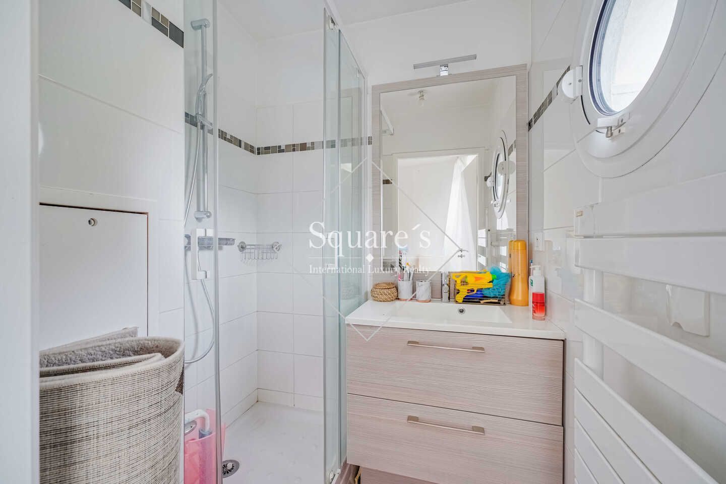 apartment 4 Rooms for sale on Suresnes (92150)