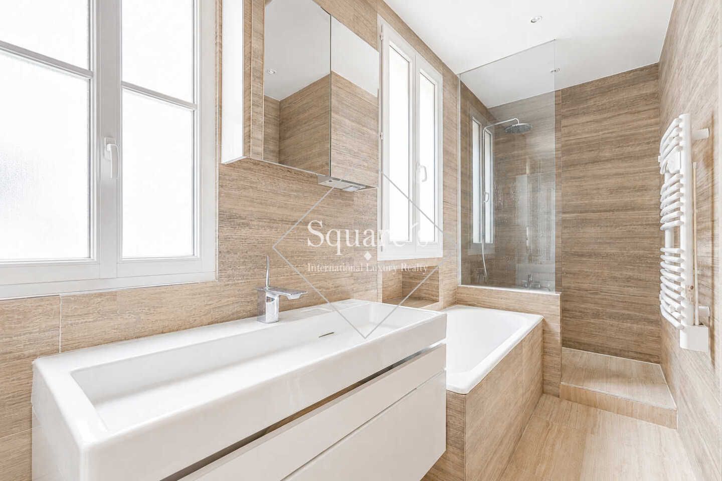 apartment 5 Rooms for sale on Neuilly-sur-Seine (92200)