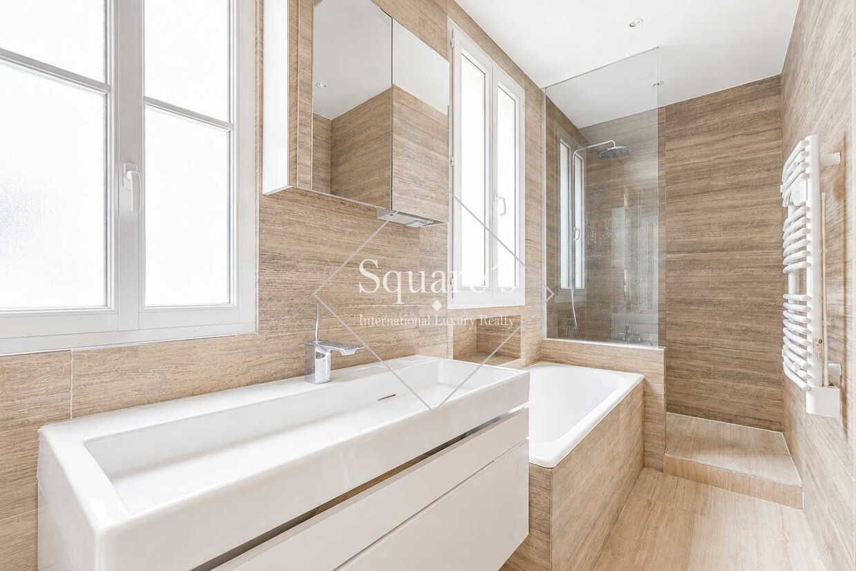 apartment 5 Rooms for sale on Neuilly-sur-Seine (92200)