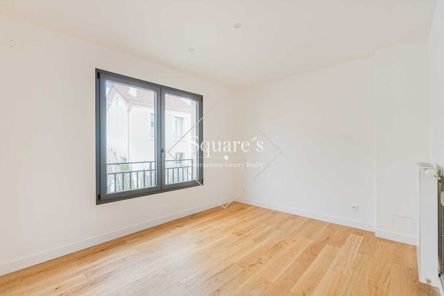 house 5 Rooms for sale on Suresnes (92150)