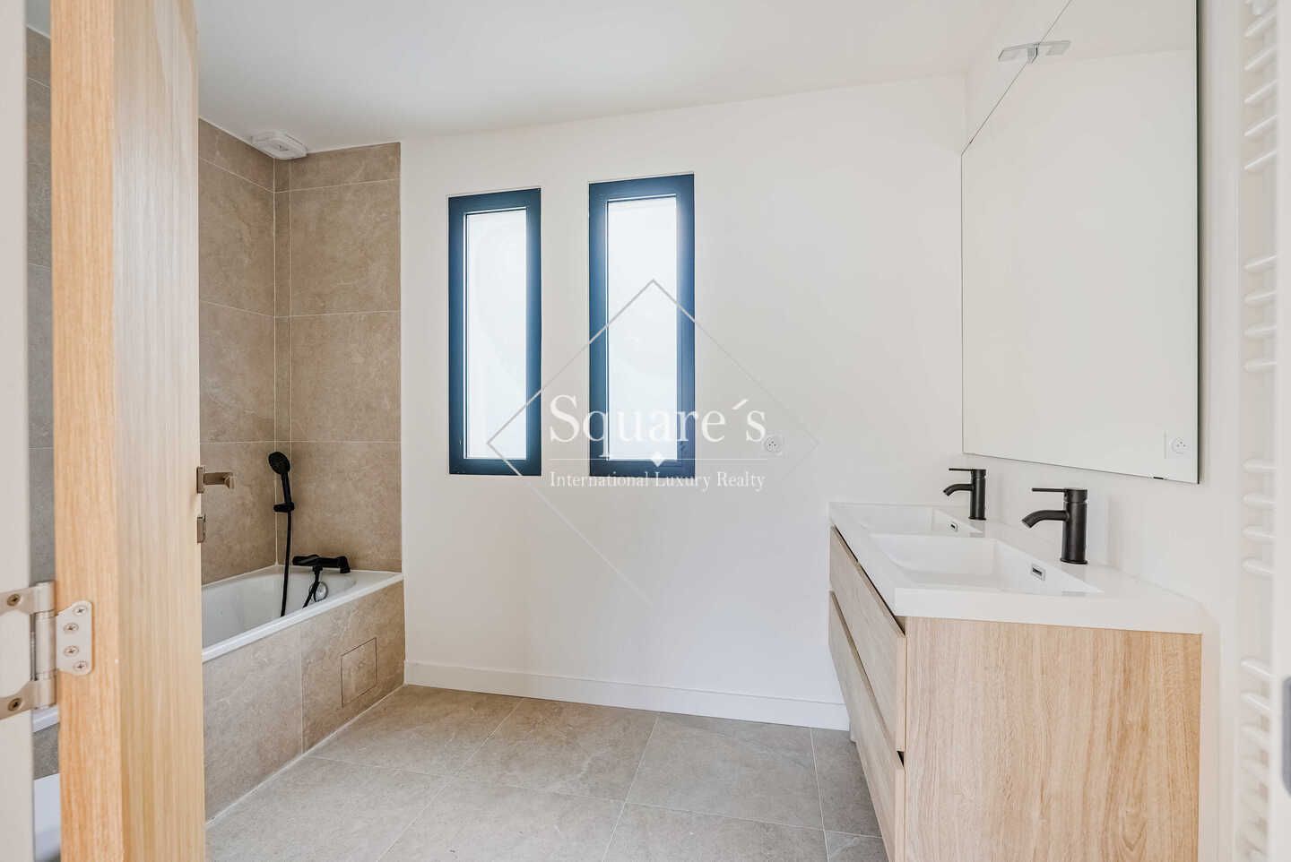 house 5 Rooms for sale on Suresnes (92150)