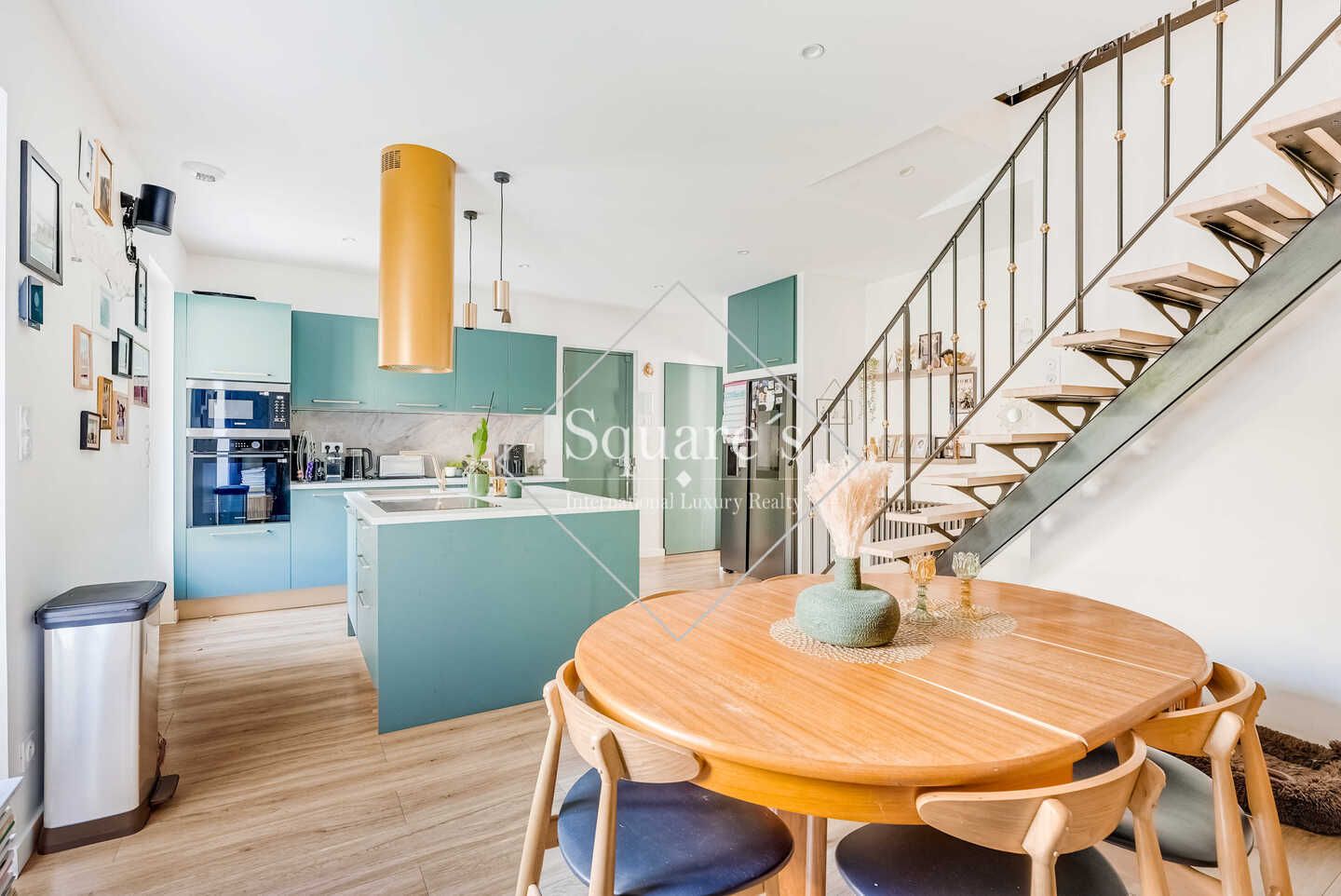 apartment 5 Rooms for sale on Puteaux (92800)