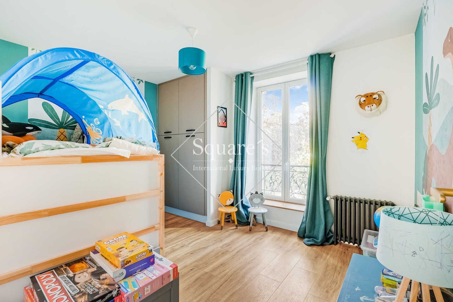 apartment 5 Rooms for sale on Puteaux (92800)