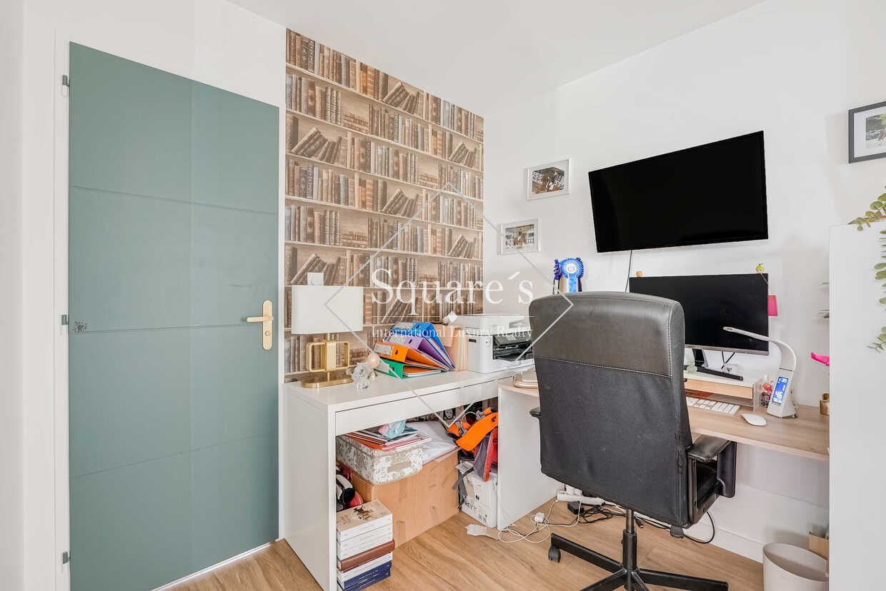 apartment 5 Rooms for sale on Puteaux (92800)