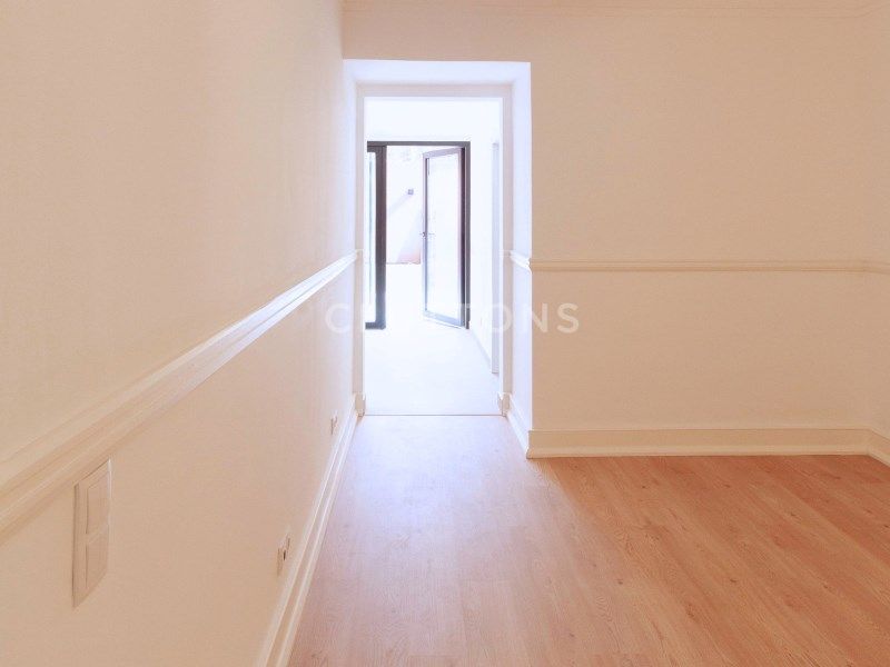 apartment 5 Rooms for sale on Lisboa (1000)